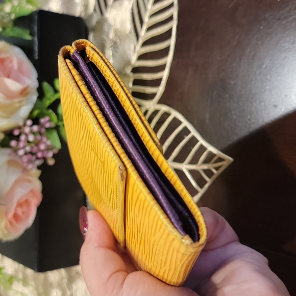Authentic Louis Vuitton Epi short wallet - Picture 4 of 9